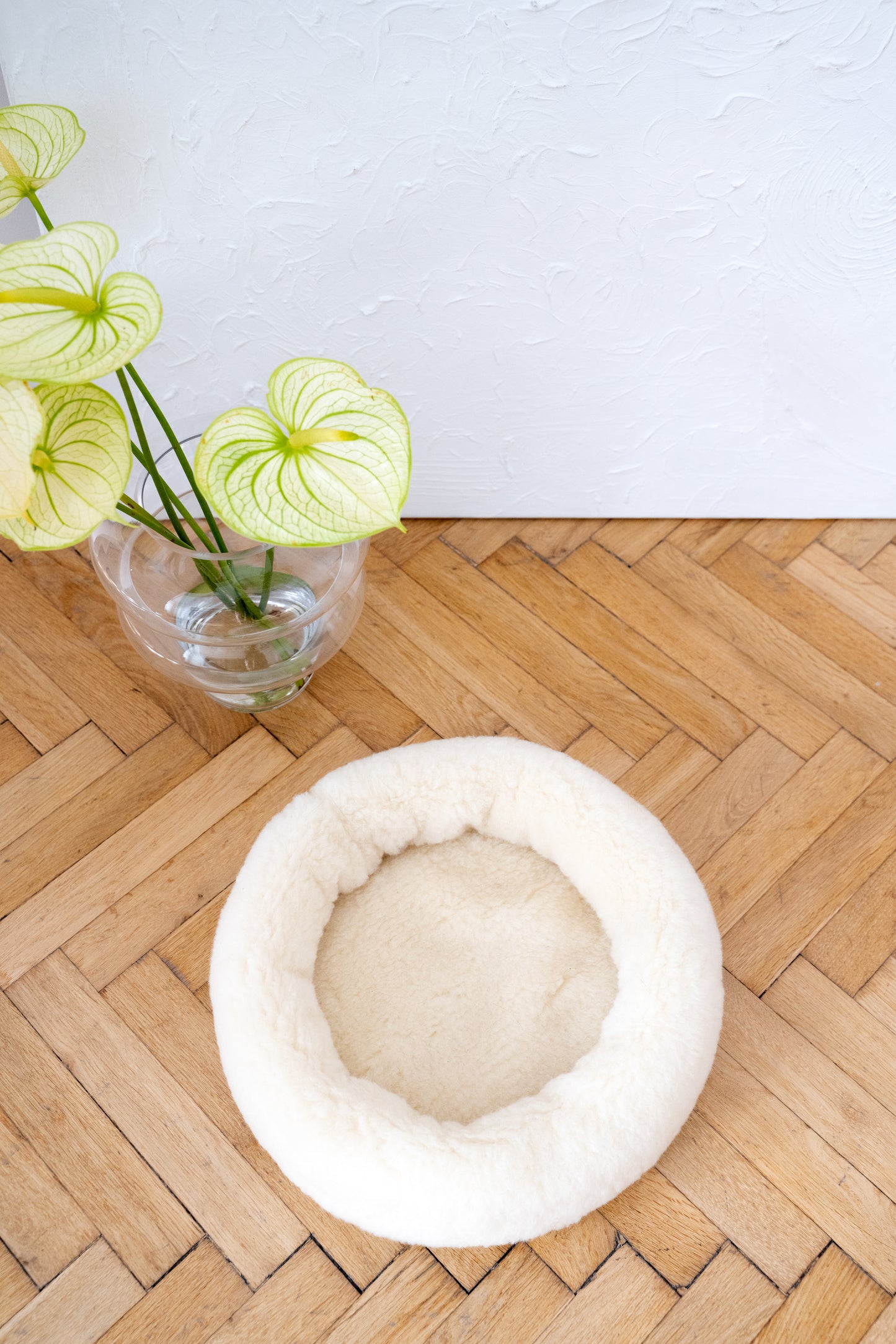 Round Natural Wool Pet Bed - White